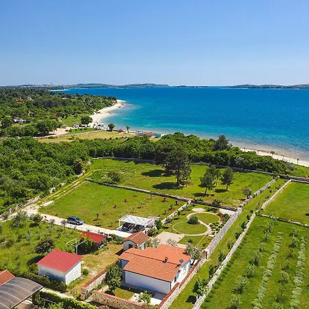 Traumhafte Strandfinca Mit Eigenem Zugang Zum Und Klima, Wlan, Bbq Holiday home Peroj